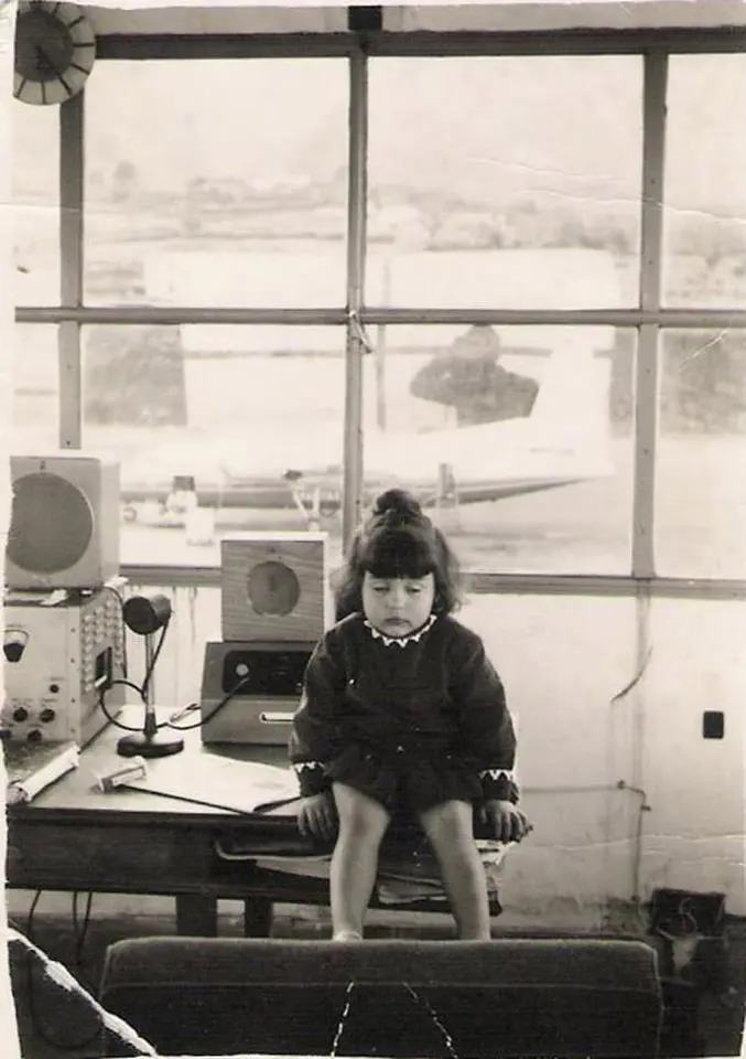 Niña en torre de control de Buenavista