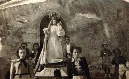 Posando junto a la imagen de la Virgen de la Peña.