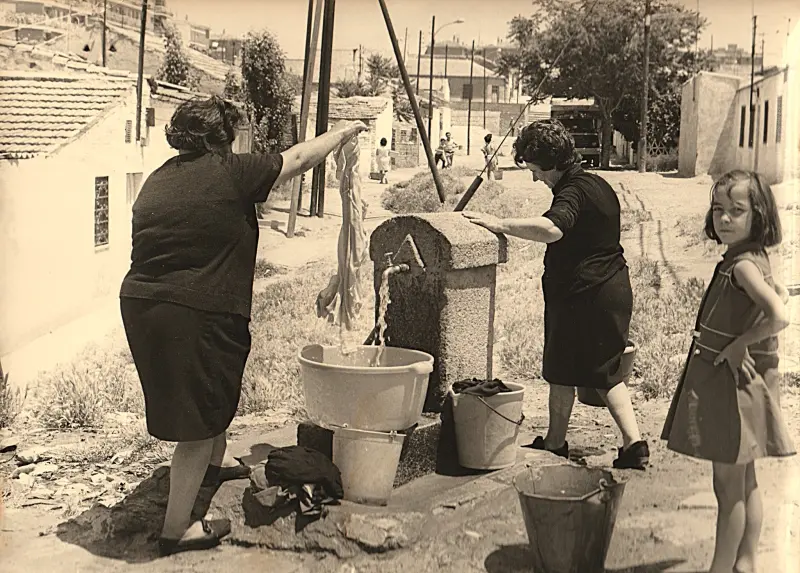 Lavando la ropa en C/ Ascao