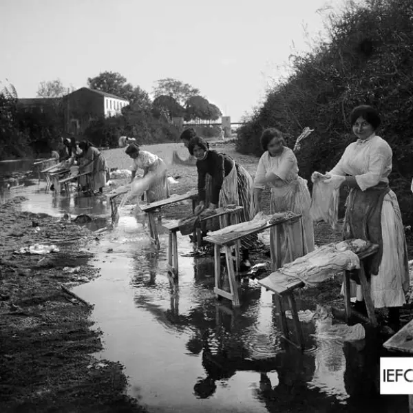 Mujeres lavando en una riera