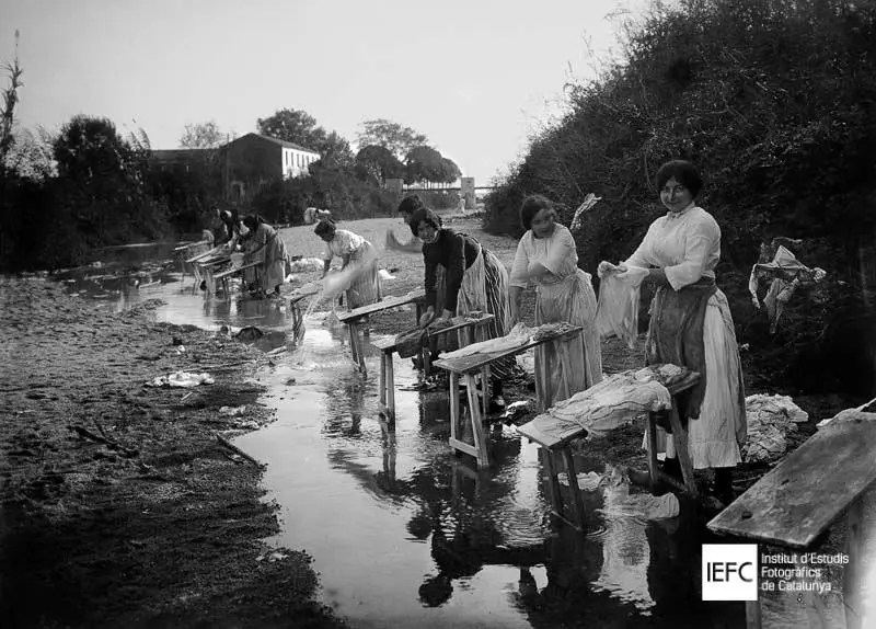 Mujeres lavando en una riera
