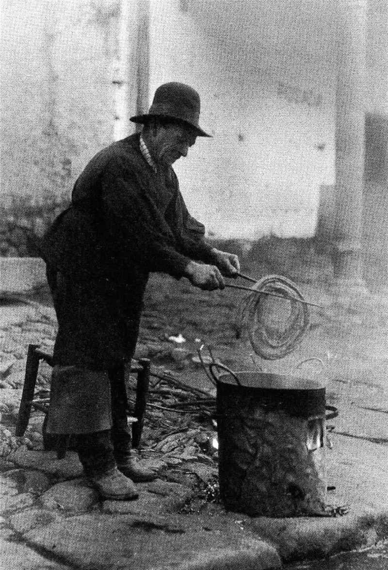 Hombre haciendo churros