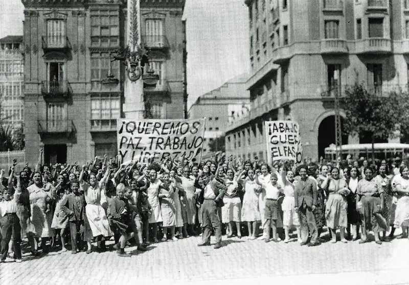 Manifestación de mujeres contra el fascismo.