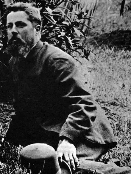 Charles Bayliss, photographer, photographed in Fitzroy Gardens