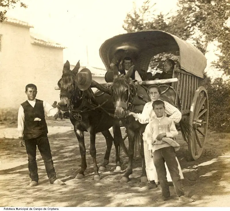 Familia con su carro de lanza entalamado.