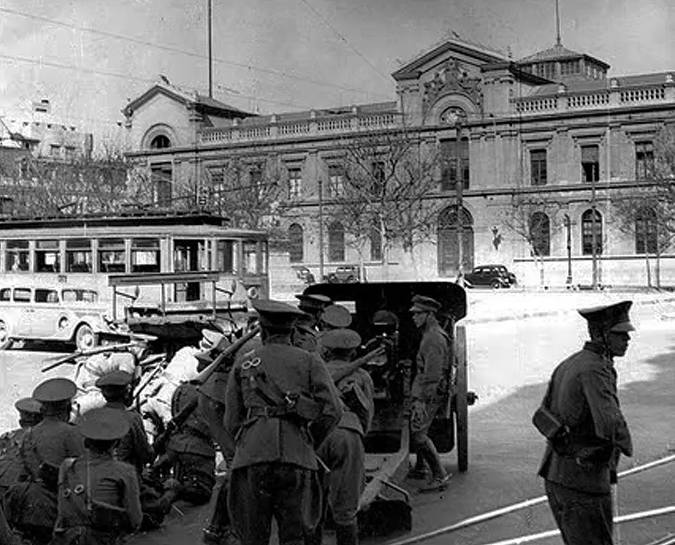 Cañones frente a la Universidad de Chile