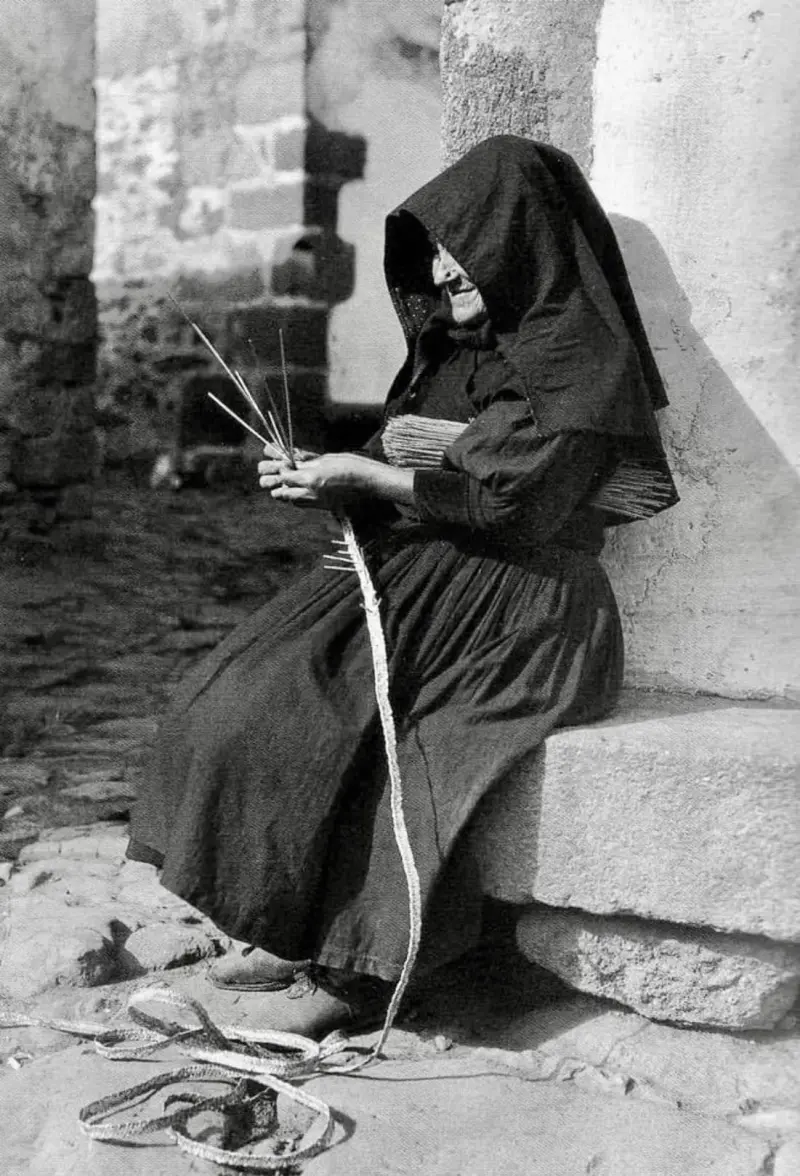 Máxima Hernández, confeccionando la gorra de Montehermoso.