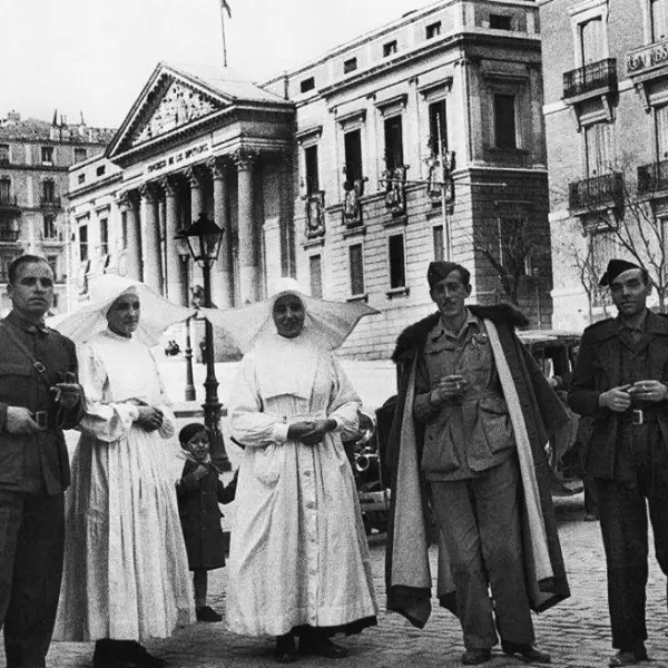 Monjas y militares 