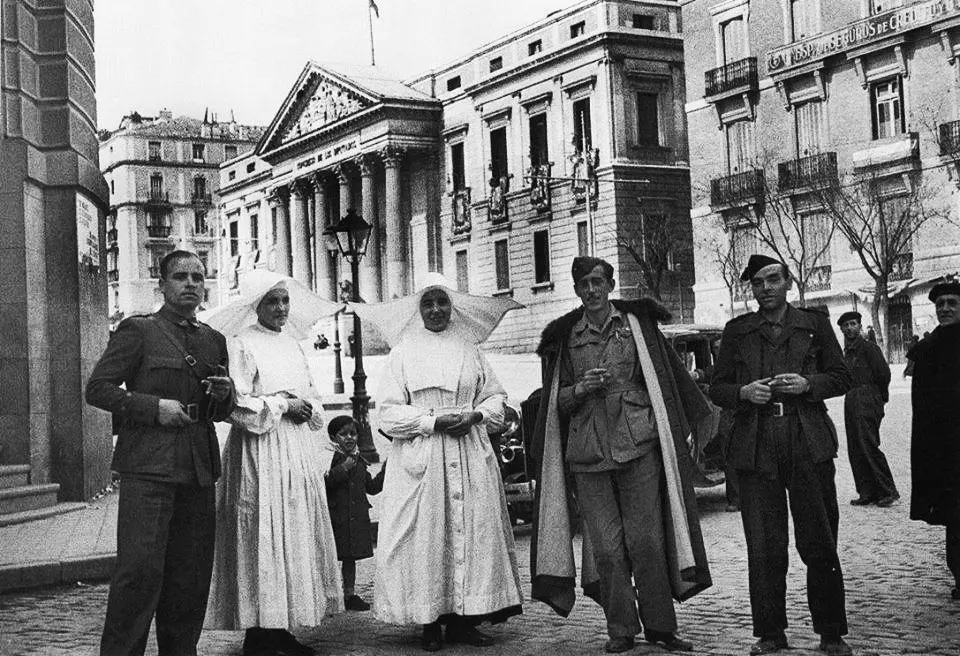 Monjas y militares 