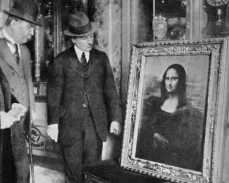 The director of the Uffizi Gallery, Giovanni Poggi (far right), inspects the La Gioconda