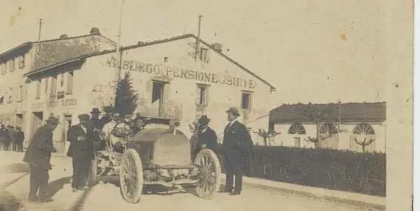 Automobile outside Firenze