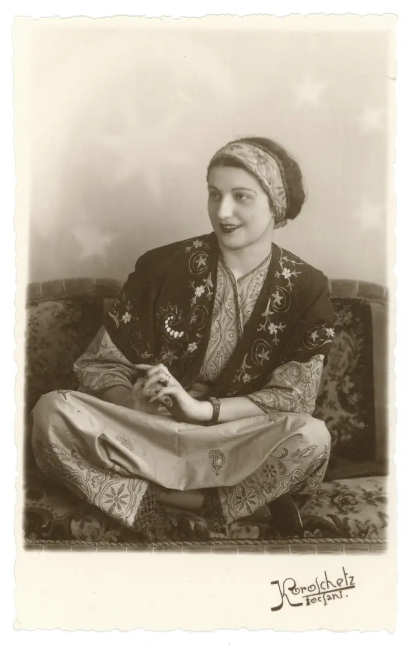 Femeie în costum de inspirație orietală