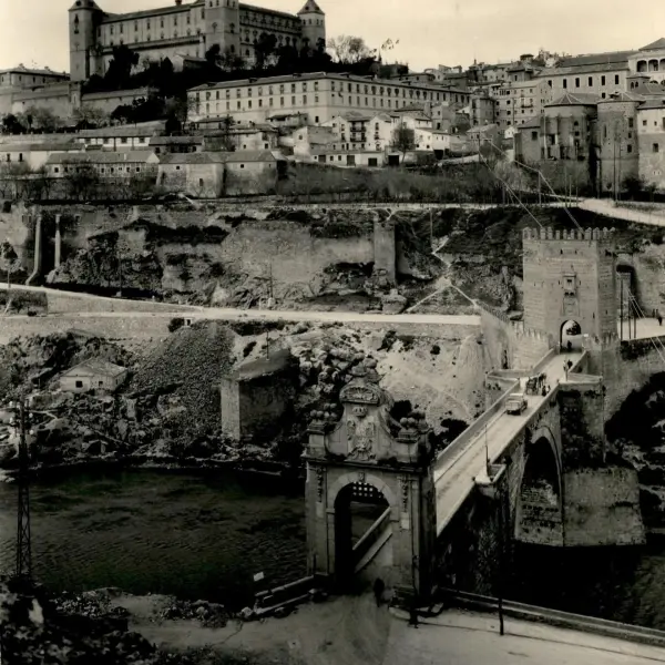 Un camión circula detrás de un carro