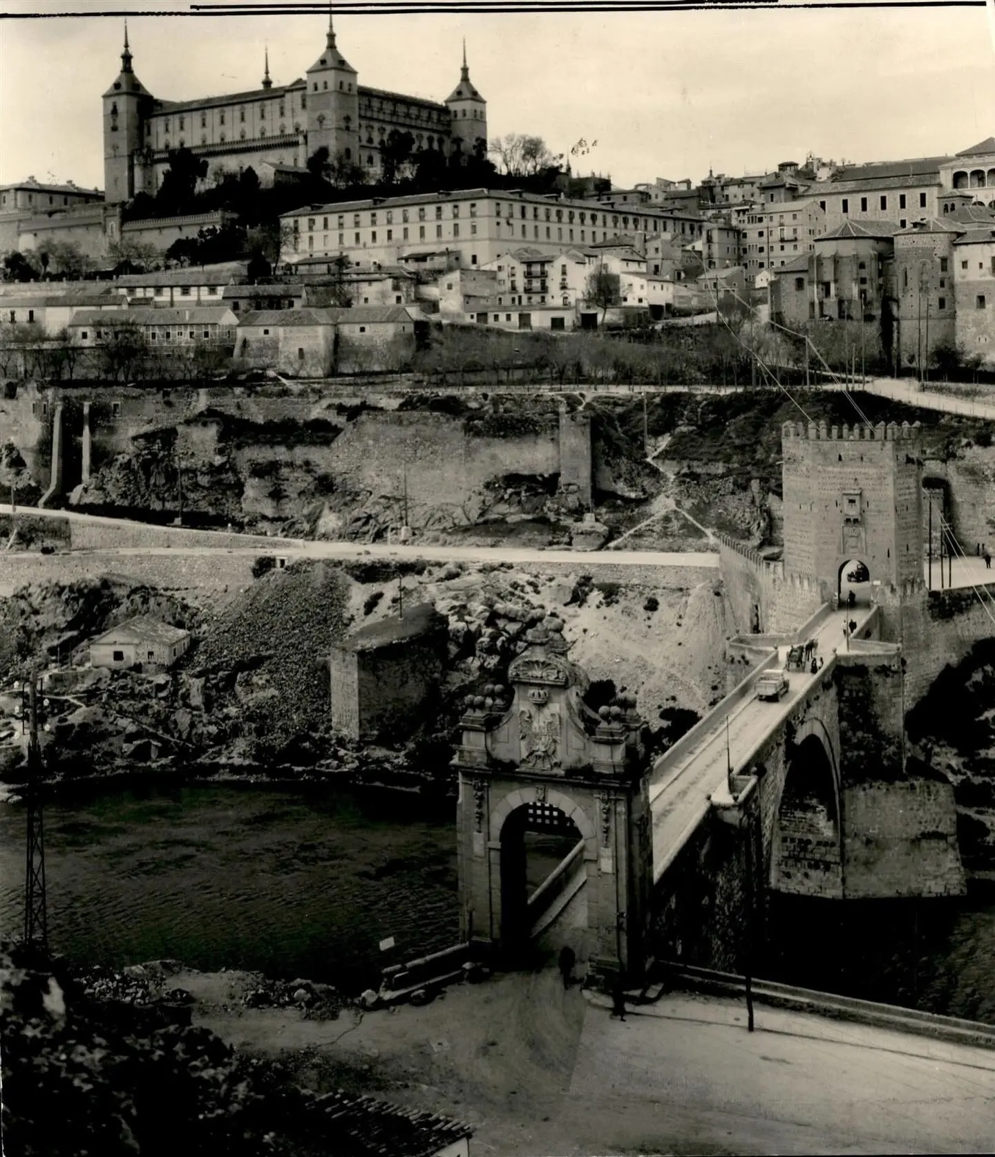 Un camión circula detrás de un carro