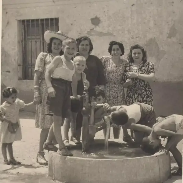 Grupo de mujeres y niños 