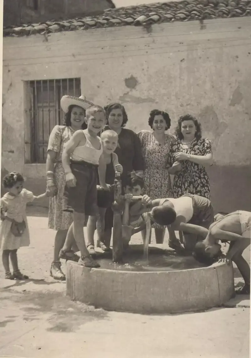 Grupo de mujeres y niños 