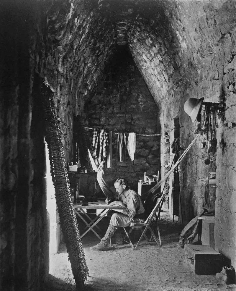 El arqueólogo Alfred Maudslay trabajando.