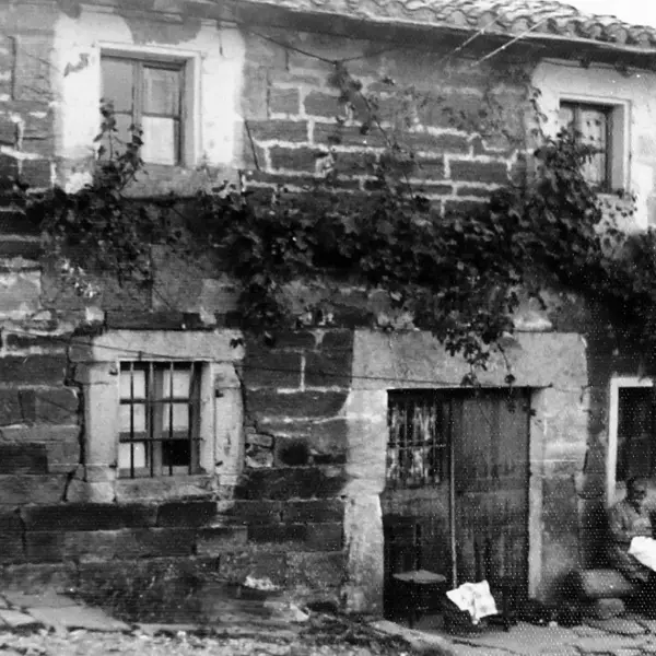 Dos mujeres sentadas