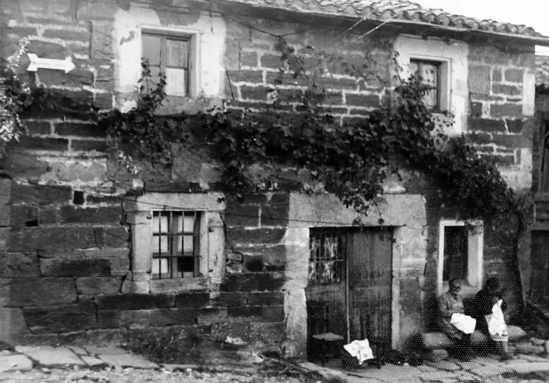 Dos mujeres sentadas