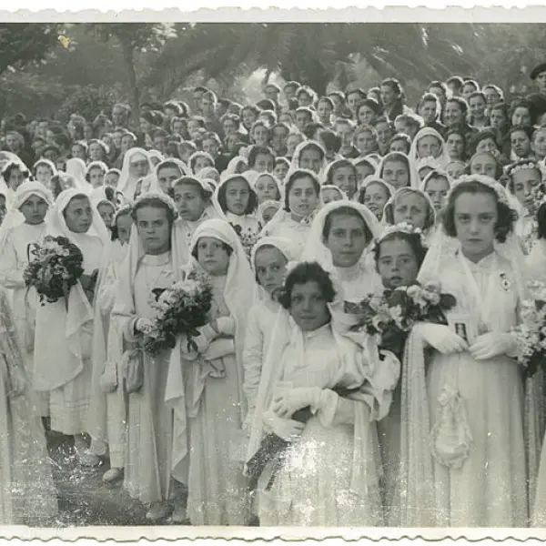 Niñas con el traje de la comunión 