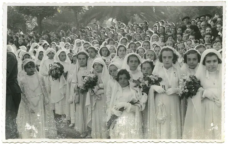 Niñas con el traje de la comunión 
