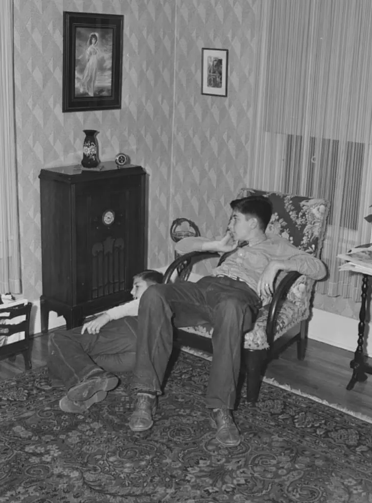 Schulstad boys listening to radio.