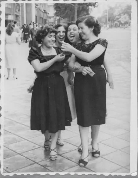 CHICAS DE PASEO POR SANTA ENGRACIA