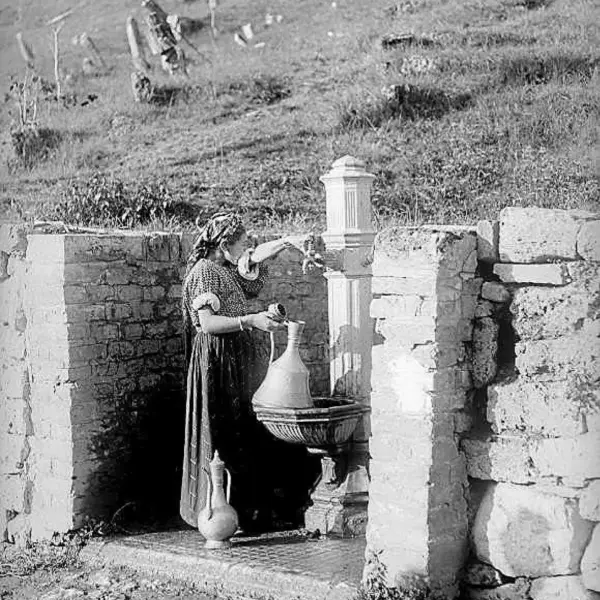 Girl at the fountain