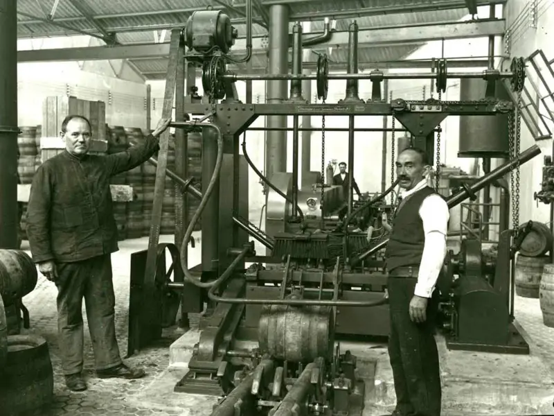 TRABAJADORES FABRICA CERVEZAS MAHOU