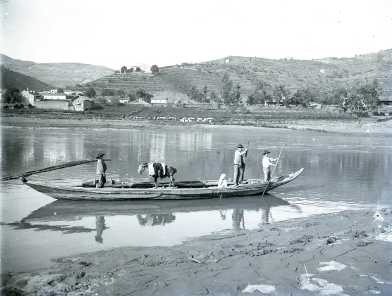 Barca de passagem no Douro