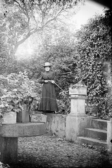 Isabel de Lugo y Massieu en su casa de Puntallana