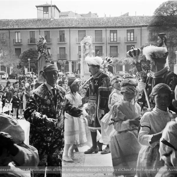 Danzantes entrando en el Ayuntamiento.
