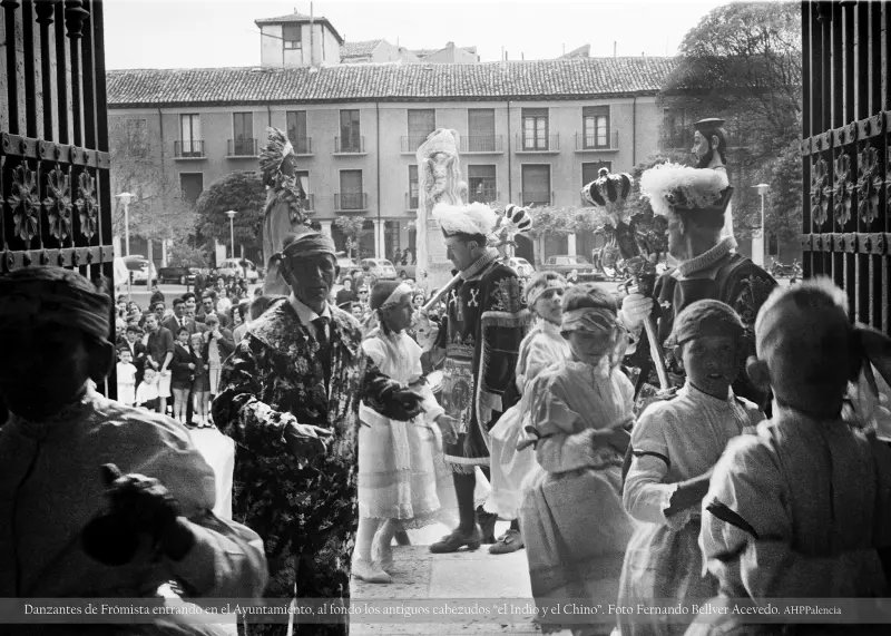 Danzantes entrando en el Ayuntamiento.
