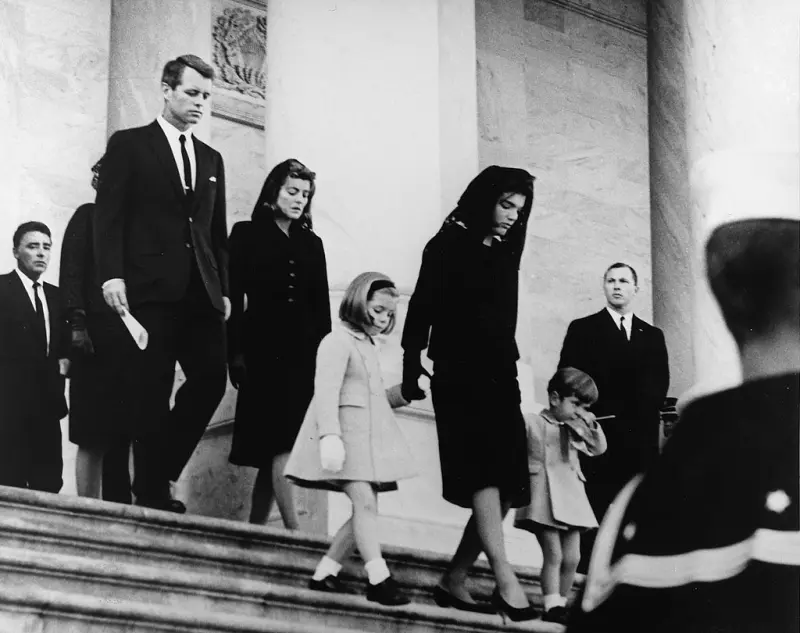 Jacqueline Kennedy, Robert F. Kennedy, John Jr., Caroline, y Peter Lawford
