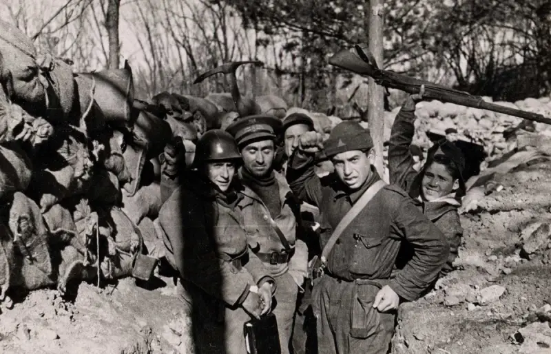 SOLDADOS REPUBLICANOS EN LA TRINCHERA