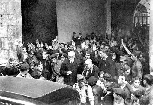 MIGUEL DE UNAMUNO SALE DE DAR UN DISCURSO EN LA UNIVERSIDAD