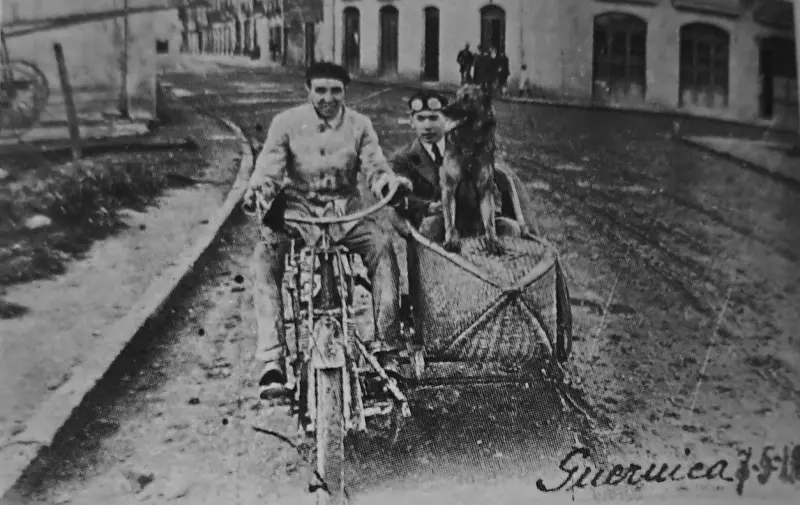 Motorista con sidecar.