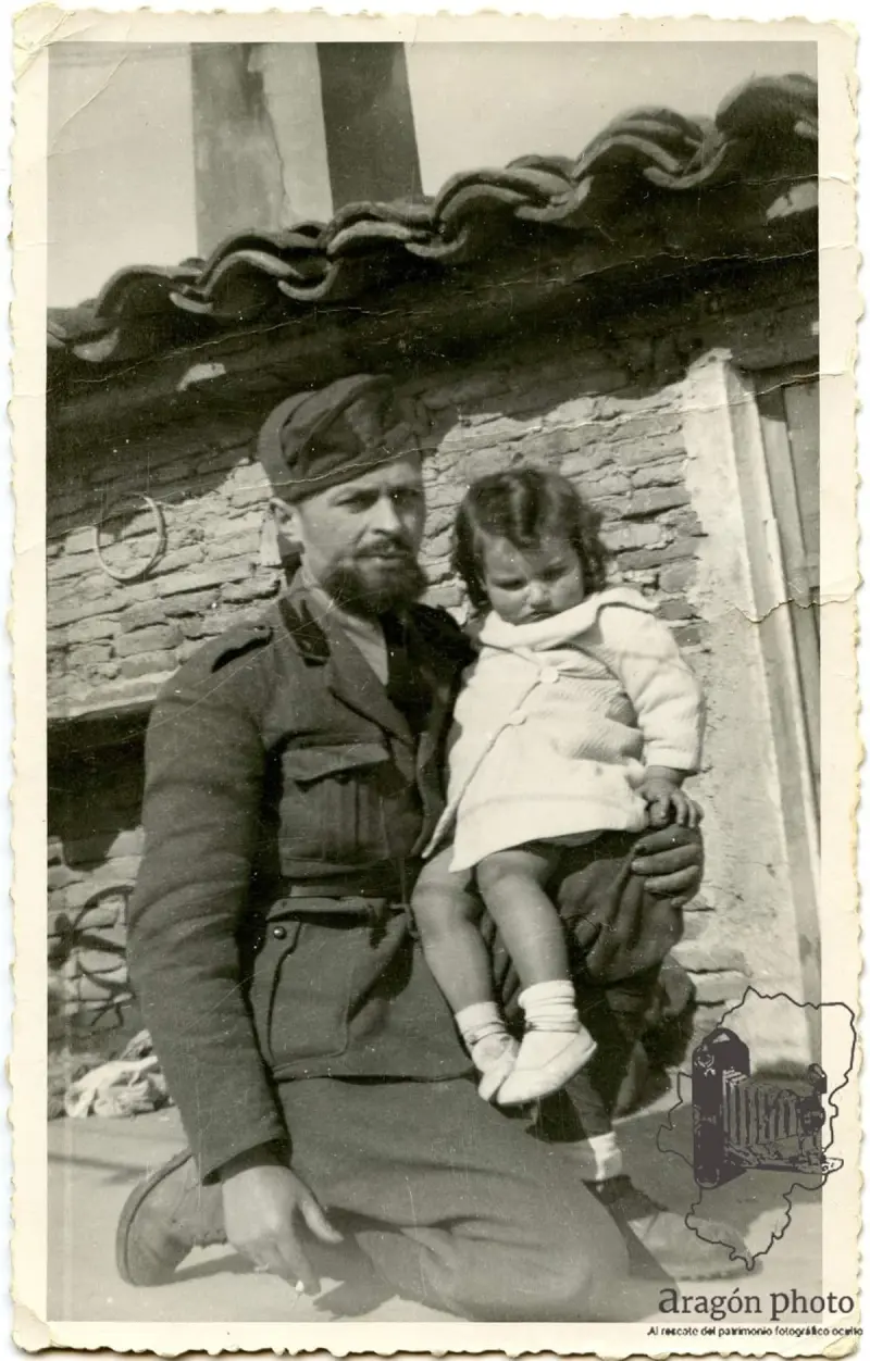 Soldado Italiano del CTV con la niña Pilar Latas en su regazo 