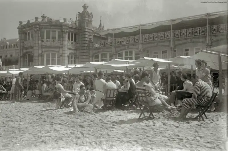 Glamour, arena y sombrillas en tiempos de charlestón