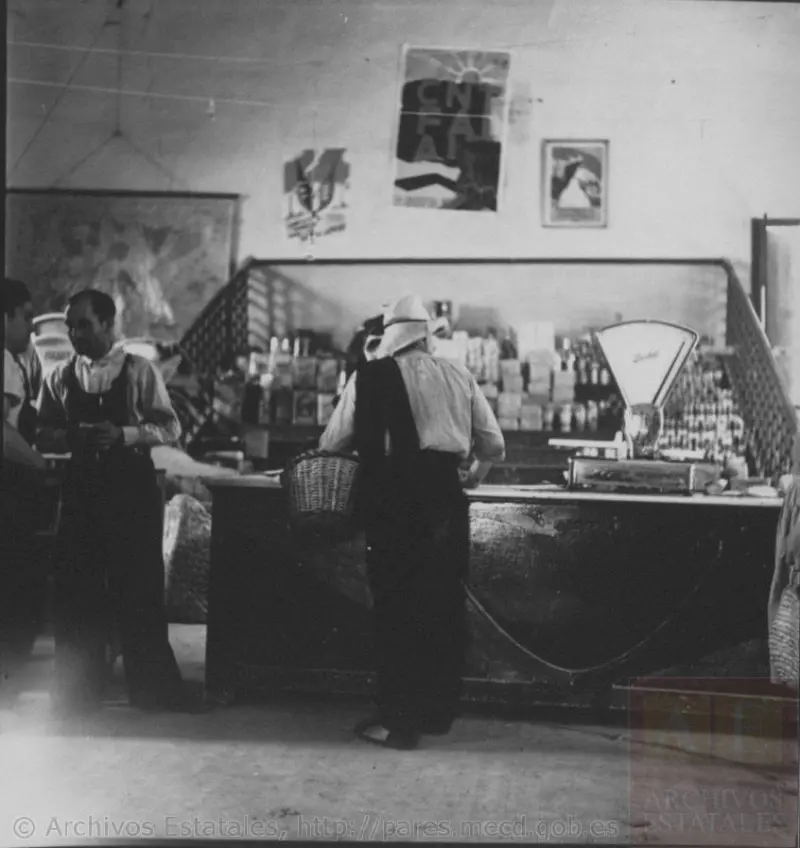 TIENDA CON CARTELES REPUBLICANOS.