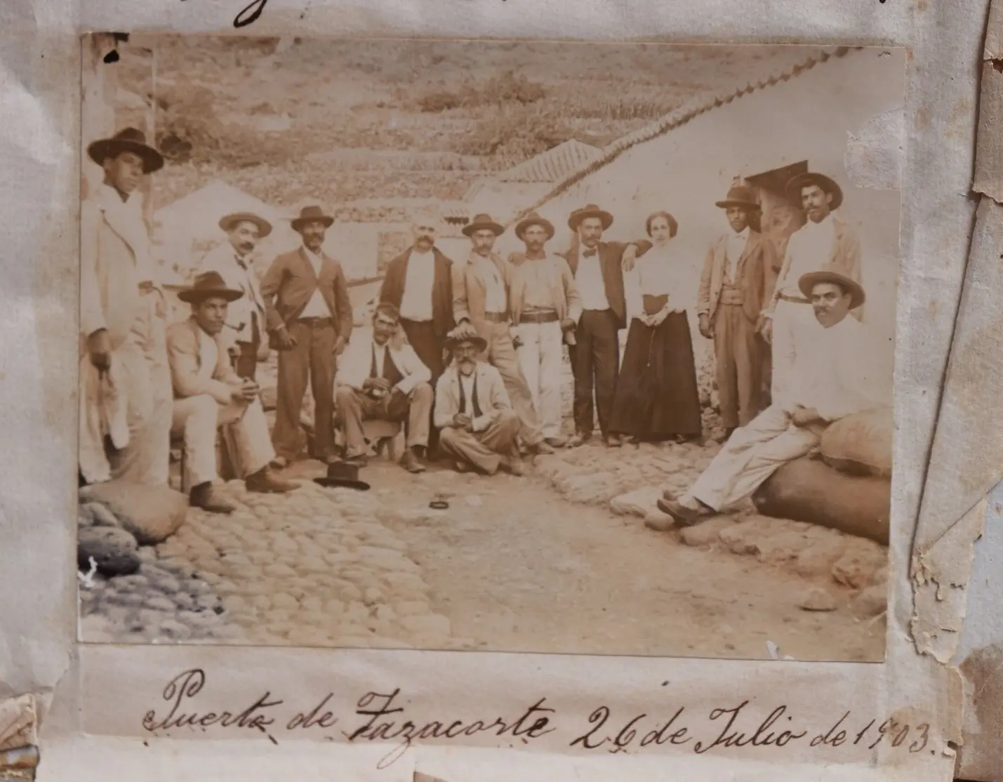 Grupo de personas en el puerto de Tazaocrte