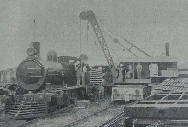 Grua y locomotora en los talleres