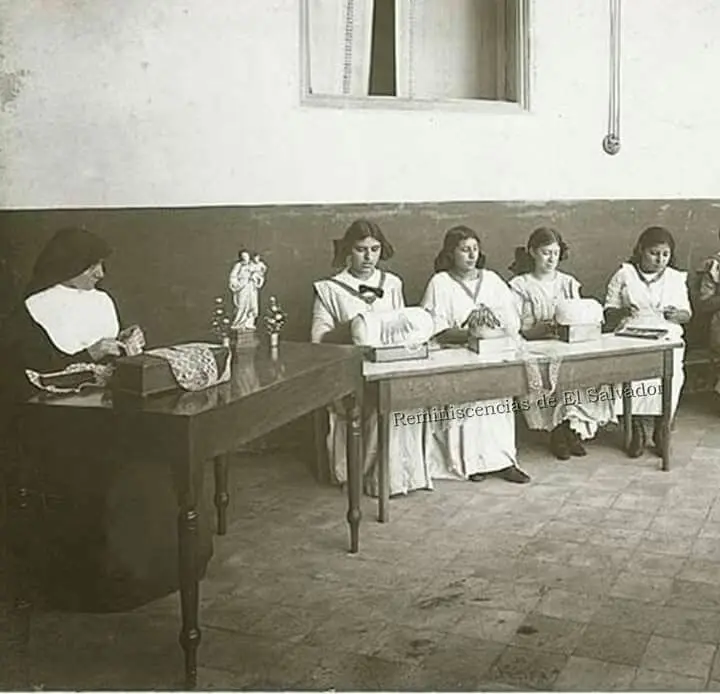 Niñas en clase de costura