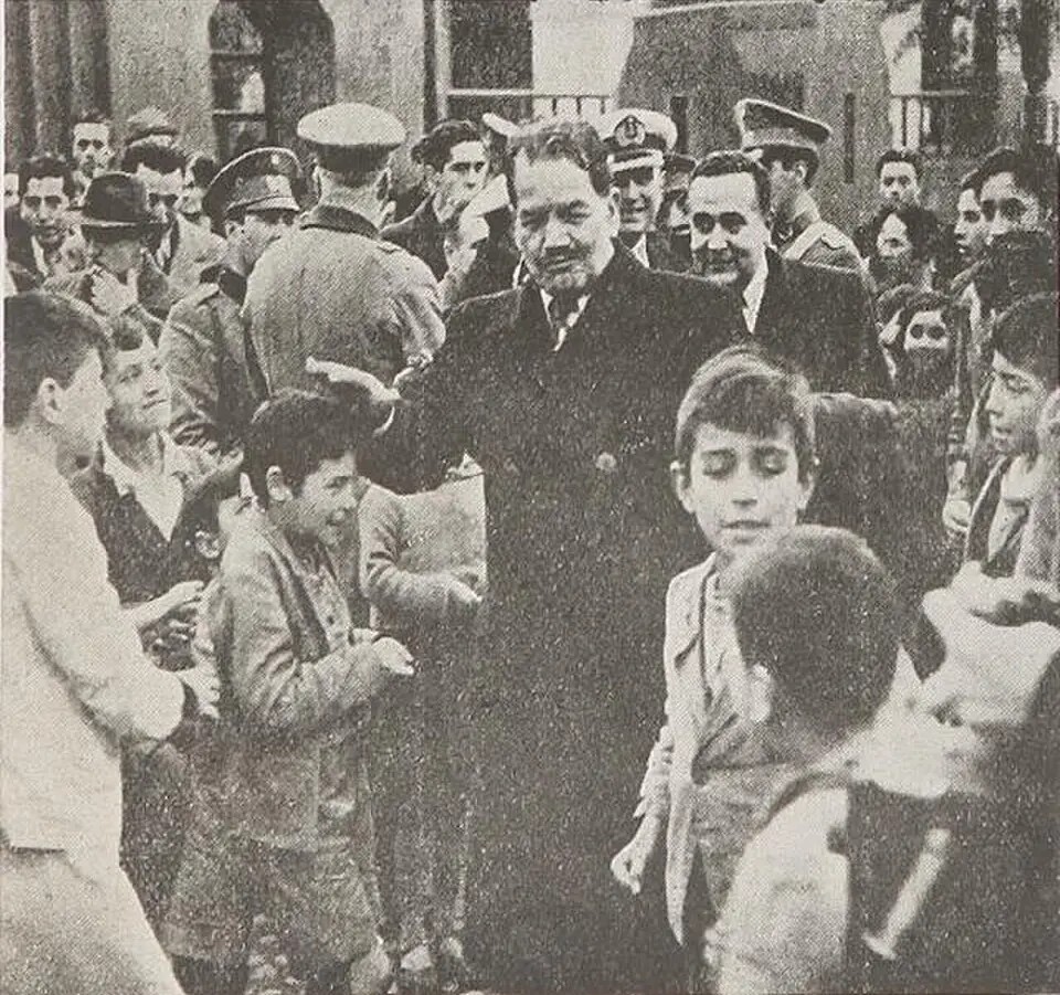 Pedro Aguirre Cerda entre los niños de Talca