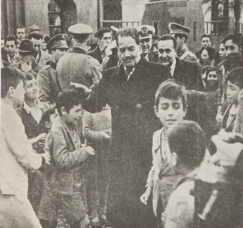 Pedro Aguirre Cerda entre los niños de Talca