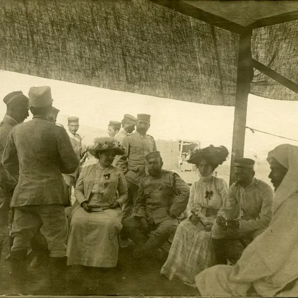  Carmen de Burgos y su hermana