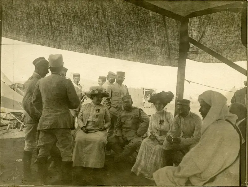  Carmen de Burgos y su hermana