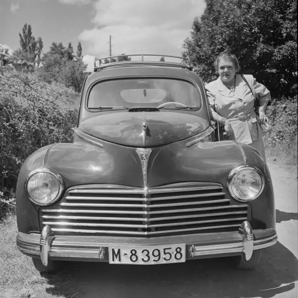Mujer apoyada en un coche