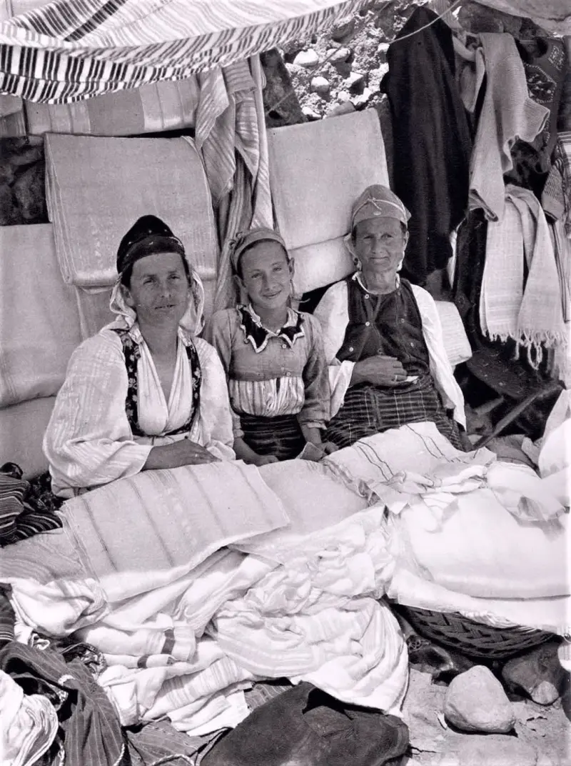 Comerciants de roba al mercat.