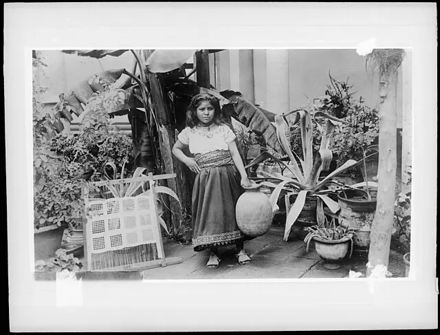 Niña con olla de agua, México